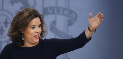 La vicepresidenta del Gobierno en funciones, Soraya S&aacute;enz de Santamar&iacute;a, durante la rueda de prensa que ha ofrecido tras la reuni&oacute;n del Consejo de Ministros.