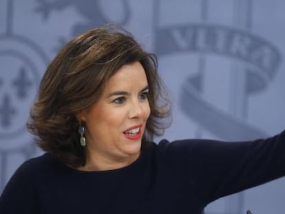 La vicepresidenta del Gobierno en funciones, Soraya S&aacute;enz de Santamar&iacute;a, durante la rueda de prensa que ha ofrecido tras la reuni&oacute;n del Consejo de Ministros.