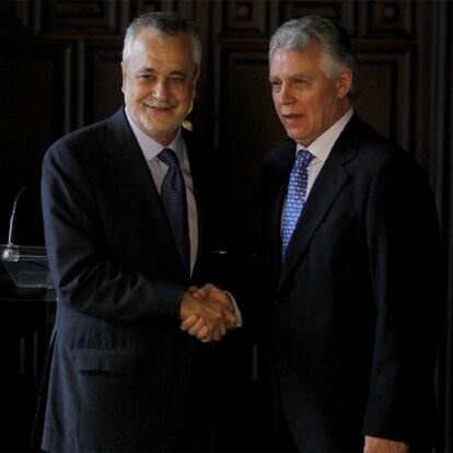 José Antonio Griñán (izquierda) saluda al nuevo consejero de Justicia, Francisco Menacho.
