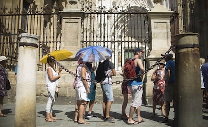 Turistas ante la catedral de Sevilla.