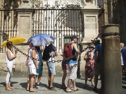 Turistas ante la catedral de Sevilla.