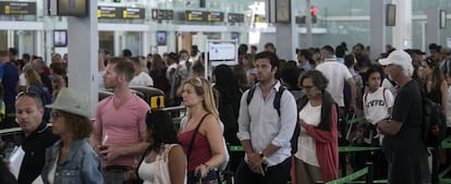 Controles de seguridad de acceso a la Terminal T1 del aeropuerto de El Prat.