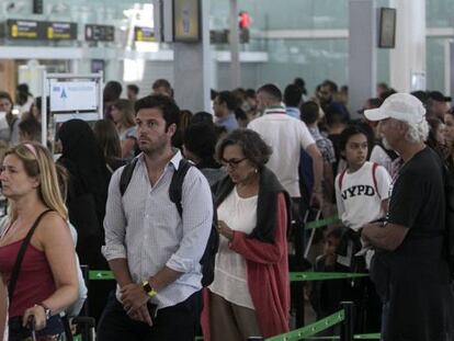 Controles de seguridad de acceso a la Terminal T1 del aeropuerto de El Prat.