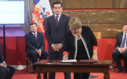 Rodrigo Peñailillo, standing behind President Bachelet, is in political hot waters.