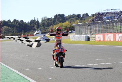 Marc Márquez atraviesa la línea de meta en tercera posición.