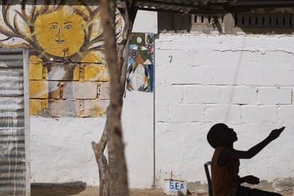 Un niño juega en la sede de Bonheur d'enfants d'Afrique. Los vecinos de Ndioloffène apoyan como pueden y se involucran en las actividades de la organización. El terreno en el que se ubica la sede es una donación de un habitante del barrio. 
