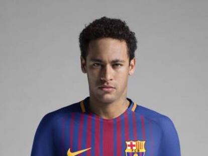 Neymar, amb la nova samarreta del Barça.