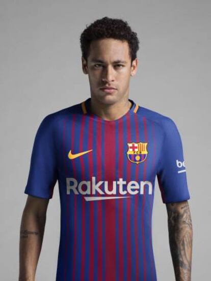 Neymar, amb la nova samarreta del Barça.