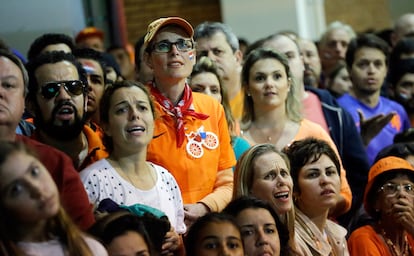 Aficionados holandeses durante la tanda de penaltis en la ciudad de Holambra (Brasil).