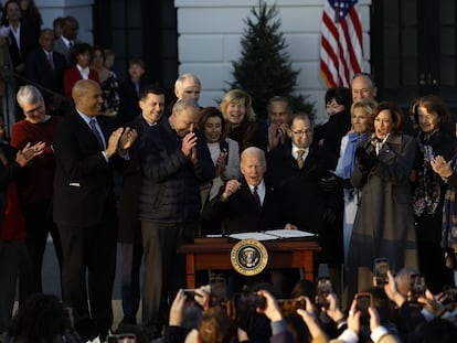 El presidente de Estados Unidos, Joe Biden, firma en la Casa Blanca la Ley del Respeto al Matrimonio, que protege los derechos de los matrimonios del mismo sexo en todo el país.