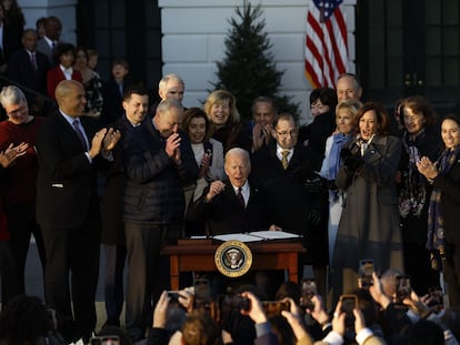 El presidente de Estados Unidos, Joe Biden, firma en la Casa Blanca la Ley del Respeto al Matrimonio, que protege los derechos de los matrimonios del mismo sexo en todo el país.