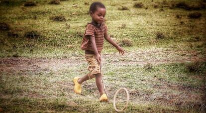 Un niño etíope juega en el campo.