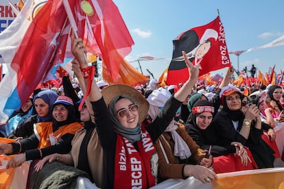 Simpatizantes del presidente turco, Recep Tayyip Erdogan, asisten a su mitin de campaña electoral en Estambul,