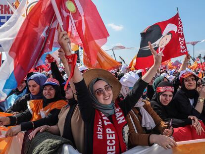 Simpatizantes del presidente turco, Recep Tayyip Erdogan, asisten a su mitin de campaña electoral en Estambul,
