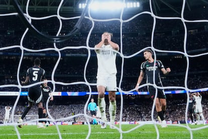 Jude Bellingham, del Real Madrid . se lamenta tras una ocasión fallida.