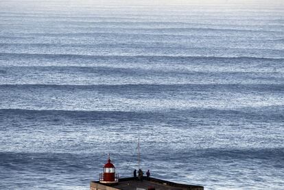 El faro de la Praia do Norte, en Nazaré, Portugal.