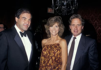 Oliver Stone, Jane Fonda y Michael Douglas en 1987.