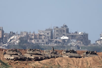 Soldados israelíes en Gaza, en una imagen tomada este domingo desde la frontera israelí.