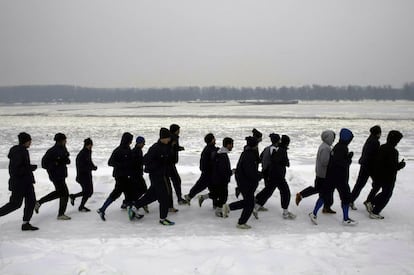 Un equipo de fútbol se entrena a orillas del Danubio en Belgrado.