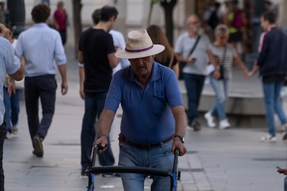 Pensionistas en el centro de Sevilla, este lunes.