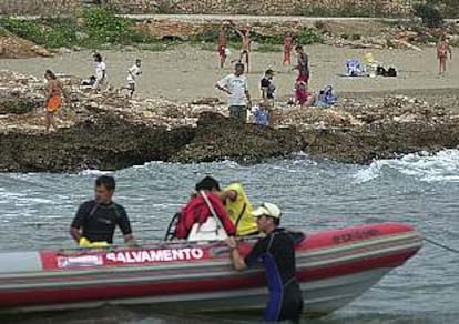 Una barca de Salvamento Marítimo ayer en la zona antes de encontrar el cadáver del niño.