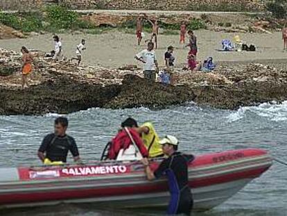 Una barca de Salvamento Marítimo ayer en la zona antes de encontrar el cadáver del niño.
