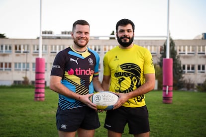 Zak Woodley y Diego Lastra sostienen la pelota con el nombre del equipo en el campo de rugby de la Universidad Autónoma de Madrid, el 5 de octubre de 2023.