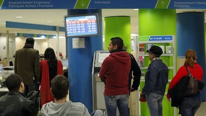 Personas haciendo cola en una oficina del SOC.