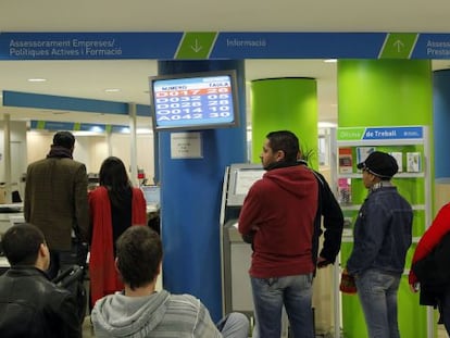 Personas haciendo cola en una oficina del SOC.