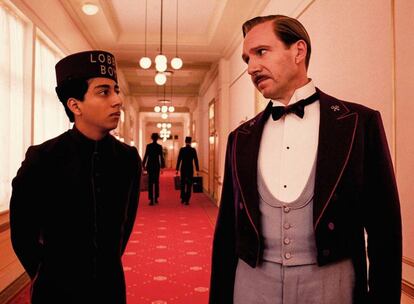 Tony Revolori y Ralph Fiennes en una escena de la película 'El Gran Hotel Budapest' (2014).