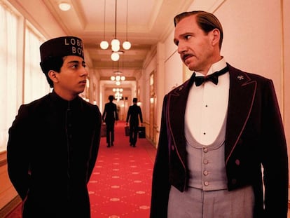 Tony Revolori y Ralph Fiennes en una escena de la película 'El Gran Hotel Budapest' (2014).