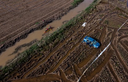 Miembros del V batallón de la Unidad Militar de Emergencias (UME) buscan cadáveres arrastrados por las inundaciones en las afueras de Valencia, el viernes.