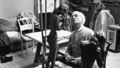El exiliado republicano Apel·les Fenosa (1899-1988), en París en 1980, donde frecuentó a los grandes poetas del siglo pasado y a Picasso, que le compró más de 100 esculturas.