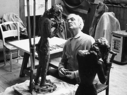El exiliado republicano Apel·les Fenosa (1899-1988), en París en 1980, donde frecuentó a los grandes poetas del siglo pasado y a Picasso, que le compró más de 100 esculturas.