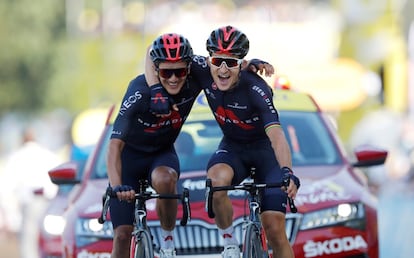 Michal Kwiatkowski y Richard Carapaz, del equipo INEOS se abrazan tras cruzar la línea de meta durante la 18ª etapa, entre las localidades de Meribel a La Roche-sur-Foron, el 17 de septiembre.