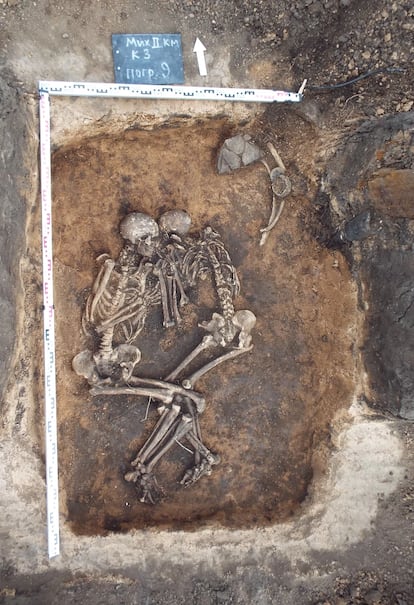 The excavation of two victims of the bubonic plague in the Russian region of Samara.
