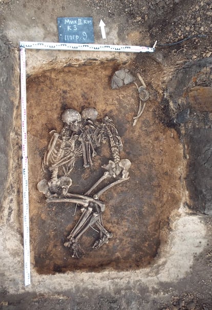 Excavación de los dos muertos de peste bubónica en la región de Samara (Rusia) hace 3.800 años.