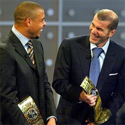 Ronaldo y Zidane sonríen tras la entrega de sus premios ayer como tercero y primer jugador FIFA.