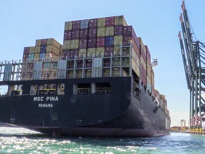 Buque con contenedores en el Puerto de Valencia.