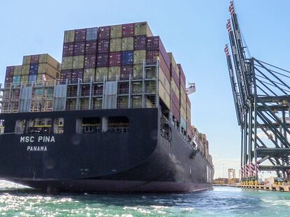 Un buque portacontenedores en el Puerto de Valencia.