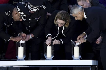 De derecha a izquierda: el comisario de Scotland Yard, Craig Mackey, la ministra del Interior, Amber Rudd, y el alcalde de Londres, Sadiq Khan, durante una vigilia en la Trafalgar Square, en Londres.