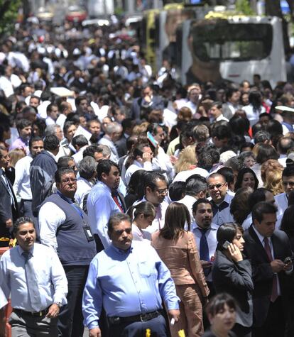 Miles de personas han salido a las calles en la capital y en la mayoría de ciudades del suroeste del país, donde la mayoría de edificios han sido evacuados