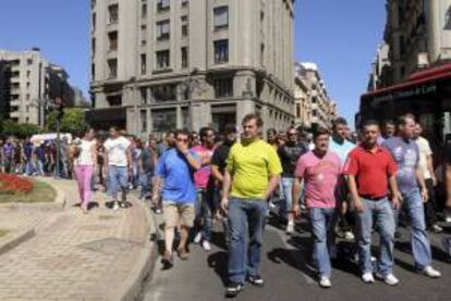 Un momento de la manifestación que los mineros han llevado a cabo hoy por las calles de León, en protesta contra las políticas de recortes del Gobierno.
