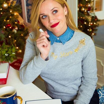 La actriz Reese Witherspoon no solo ha mostrado su árbol de Navidad, sino que ha sido una de las primeras en posar junto a Papa Noel para publicar después la foto en su cuenta de Instagram.