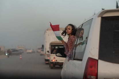 Una niña ondea una bandera del  Kurdistán sirio en la localidad de Derik, al noreste de Siria. Los kurdos aprovechan para celebrar el nuevo año kurdo el pasado 21 de marzo y una festividad prohibida durante los años del gobierno central de Damasco.