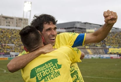 Valerón celebra el ascenso con un compañero.