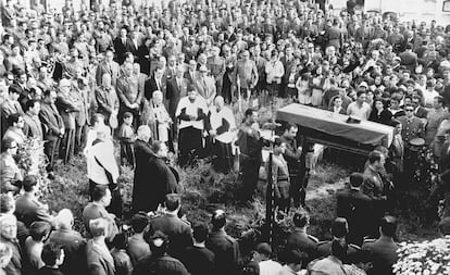 El entierro en Malpica (A Coruña) del guardia civil José Antonio Pardines, asesinado en junio de 1968.