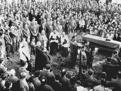 El entierro en Malpica (A Coruña) del guardia civil José Antonio Pardines, asesinado en junio de 1968.