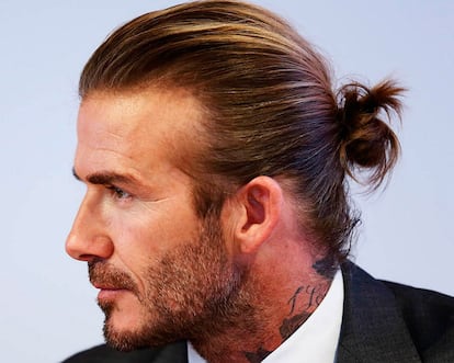 En el mundo del fútbol, el moño peinado hacia atrás tuvo un embajador principal: David Beckham. Su look fue imitado por miles de chicos en todo el mundo.