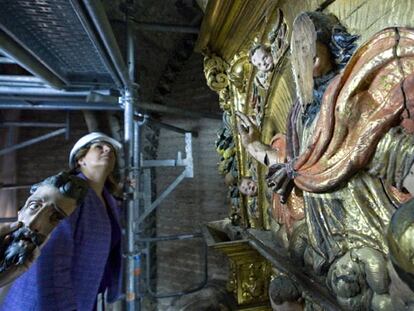 La consejera de Cultura, Rosa Torres, observaba ayer los trabajos de restauración del retablo mayor de la Iglesia de Santa Ana.